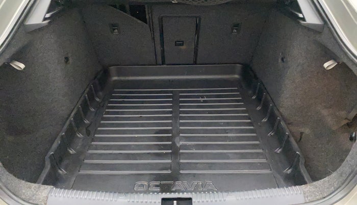 2014 Skoda Octavia ELEGANCE 1.8 TSI AT, Petrol, Automatic, 55,619 km, Boot Inside