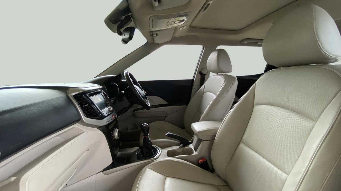 2021 Mahindra XUV300 1.2 W8 OPT, Petrol, Manual, 30,981 km, Right Side Front Door Cabin