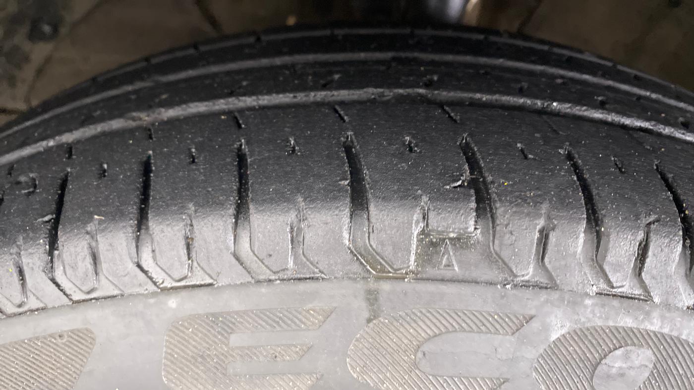 2019 Maruti Swift VXI D, Petrol, Manual, 33,134 km, Left Front Tyre Tread