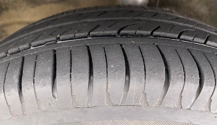 2014 Maruti Wagon R 1.0 VXI, Petrol, Manual, 61,117 km, Left Front Tyre Tread