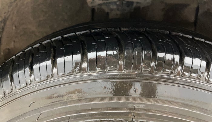 2015 Hyundai Grand i10 SPORTZ 1.2 KAPPA VTVT, CNG, Manual, 1,16,099 km, Right Front Tyre Tread