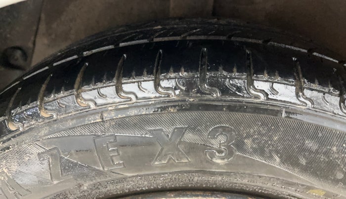 2015 Hyundai Grand i10 SPORTZ 1.2 KAPPA VTVT, CNG, Manual, 1,16,099 km, Right Rear Tyre Tread