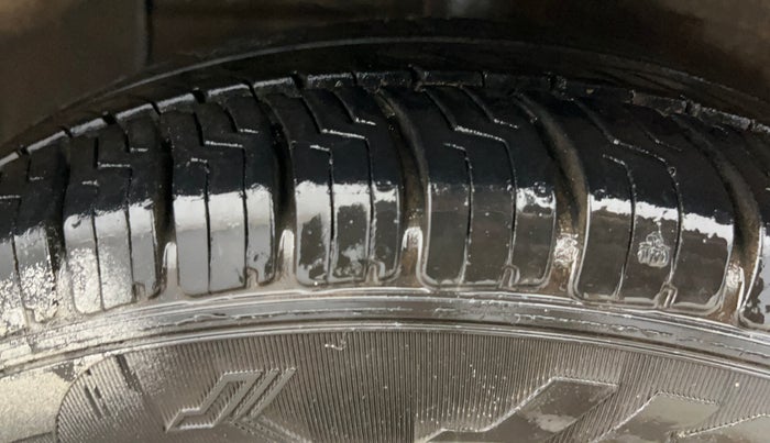 2015 Hyundai Grand i10 SPORTZ 1.2 KAPPA VTVT, CNG, Manual, 1,16,099 km, Left Front Tyre Tread