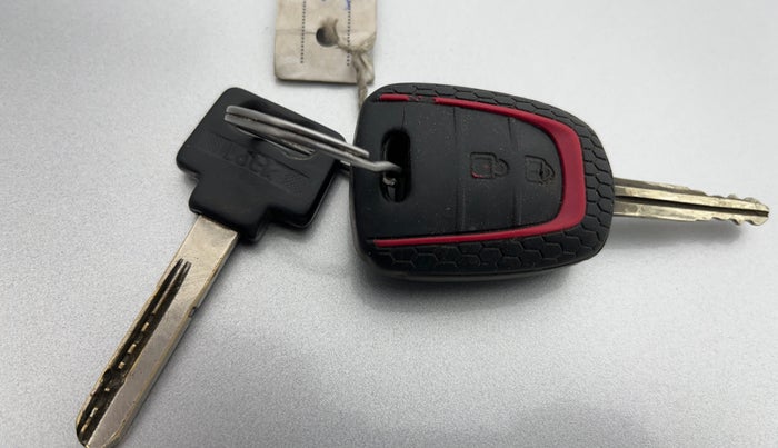 2015 Hyundai Grand i10 SPORTZ 1.2 KAPPA VTVT, CNG, Manual, 1,16,099 km, Key Close Up