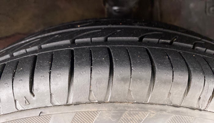 2014 Hyundai Eon D LITE PLUS, Petrol, Manual, 43,136 km, Right Front Tyre Tread