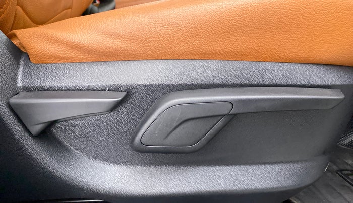 2020 Mahindra KUV 100 NXT K8 6 STR, Petrol, Manual, 18,672 km, Driver Side Adjustment Panel