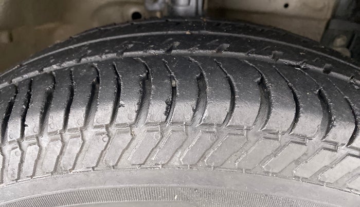 2014 Maruti Swift LXI D, Petrol, Manual, 52,370 km, Right Front Tyre Tread