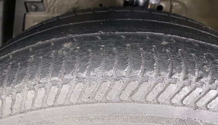 2014 Maruti Swift LXI D, Petrol, Manual, 52,370 km, Left Front Tyre Tread