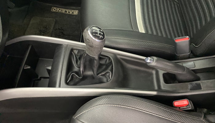 2016 Maruti Baleno ALPHA 1.2 K12, Petrol, Manual, 57,824 km, Gear lever - Knob cover torn