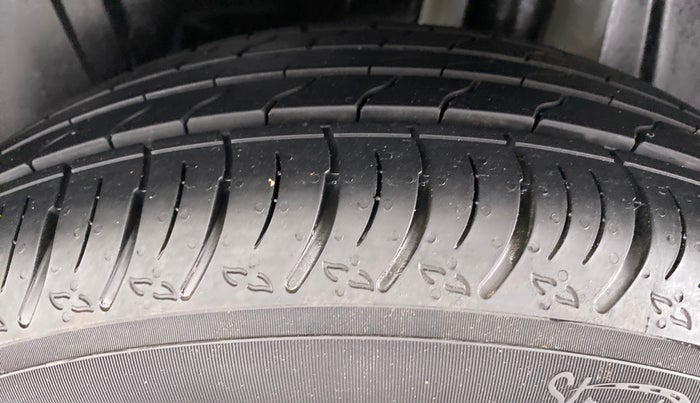 2022 Maruti XL6 ALPHA AT SHVS, Petrol, Automatic, 441 km, Left Rear Tyre Tread