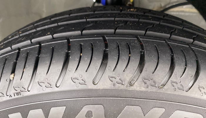 2022 Maruti XL6 ALPHA AT SHVS, Petrol, Automatic, 441 km, Right Front Tyre Tread