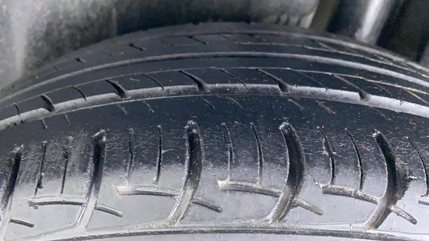 2014 Maruti Ciaz ZXI, Petrol, Manual, 81,456 km, Left Rear Tyre Tread