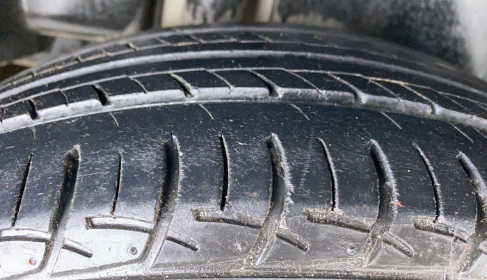 2014 Maruti Ciaz ZXI, Petrol, Manual, 81,456 km, Right Rear Tyre Tread