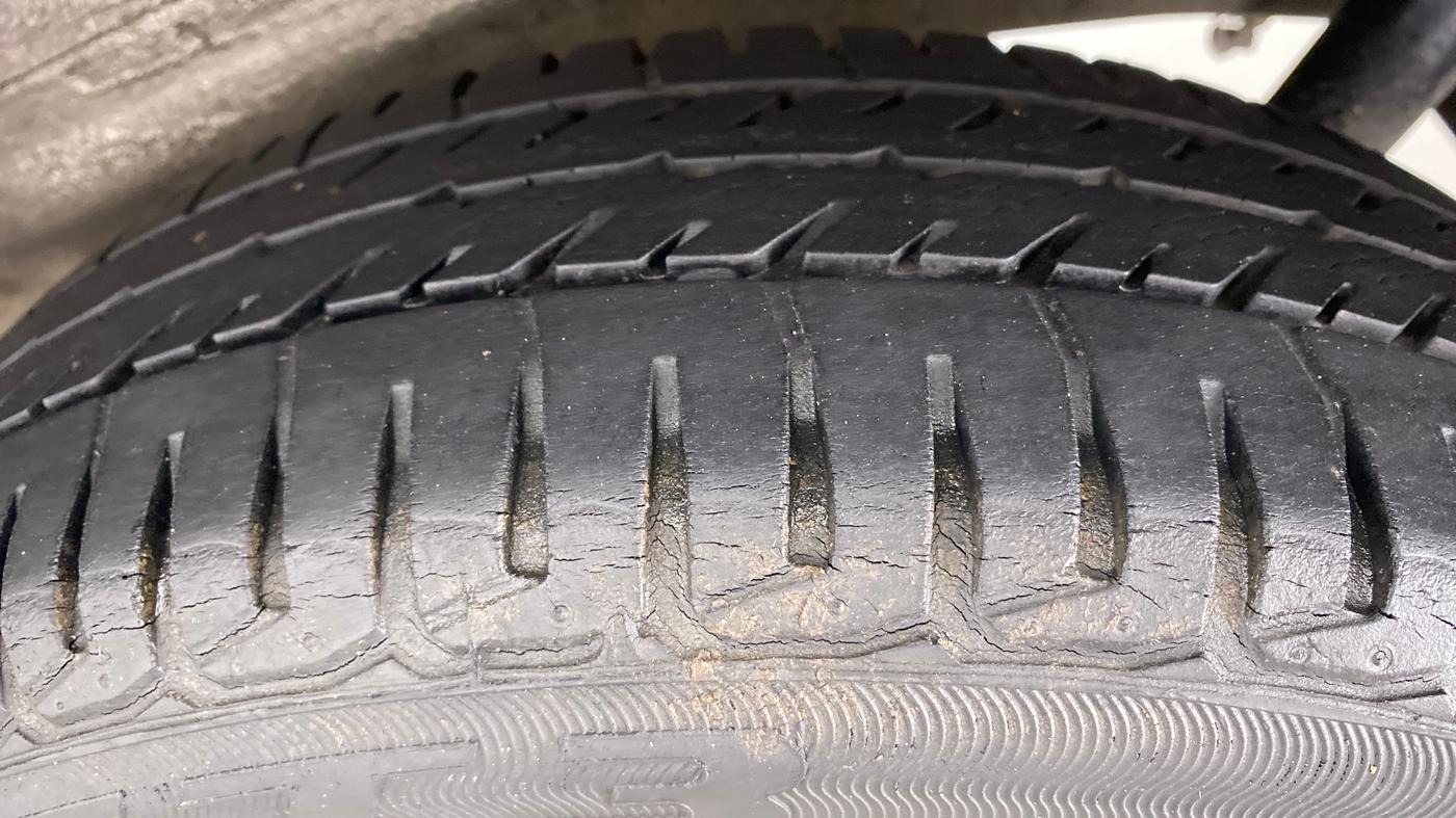 2014 Maruti Wagon R Stingray VXI, Petrol, Manual, 8,097 km, Left Rear Tyre Tread