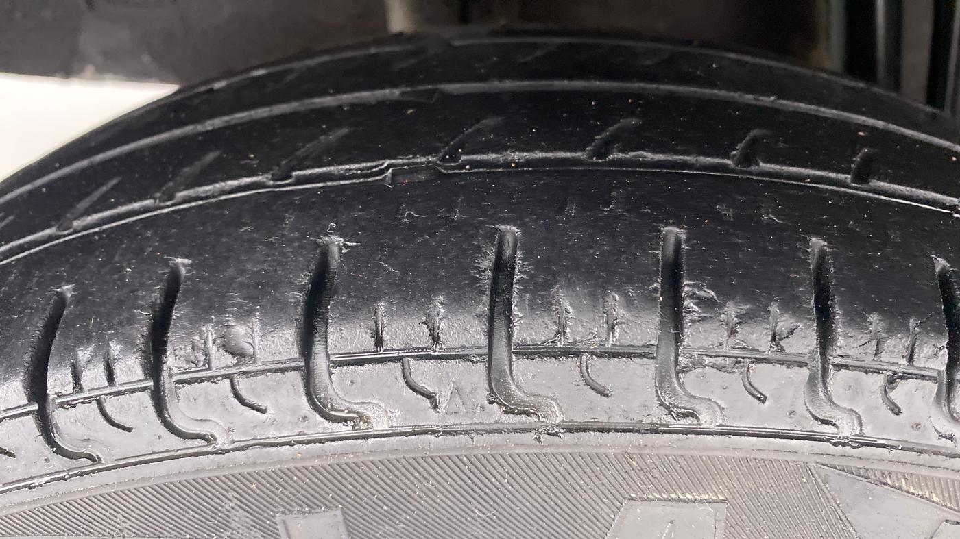2016 Renault Kwid RXT, Petrol, Manual, 42,157 km, Right Rear Tyre Tread