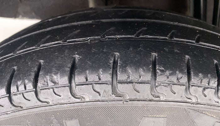 2016 Renault Kwid RXT, Petrol, Manual, 42,157 km, Right Rear Tyre Tread