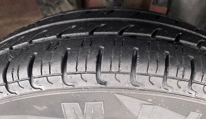2016 Renault Kwid RXT, Petrol, Manual, 42,157 km, Right Front Tyre Tread
