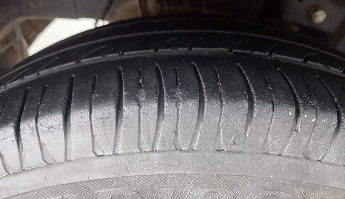 2015 Hyundai Eon MAGNA PLUS, Petrol, Manual, 78,196 km, Right Rear Tyre Tread