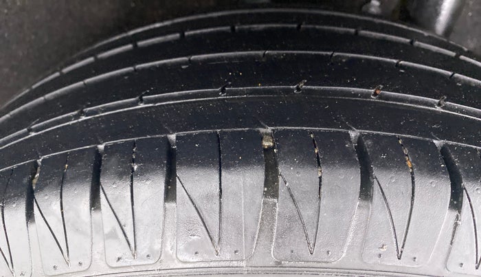 2016 Maruti Vitara Brezza ZDI, Diesel, Manual, 50,729 km, Left Rear Tyre Tread