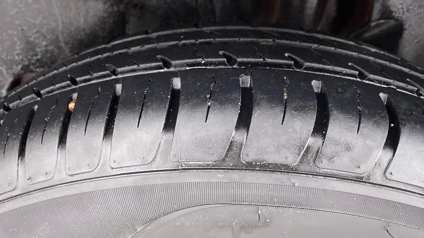 2020 Maruti Swift VXI D, Petrol, Manual, 16,123 km, Left Rear Tyre Tread