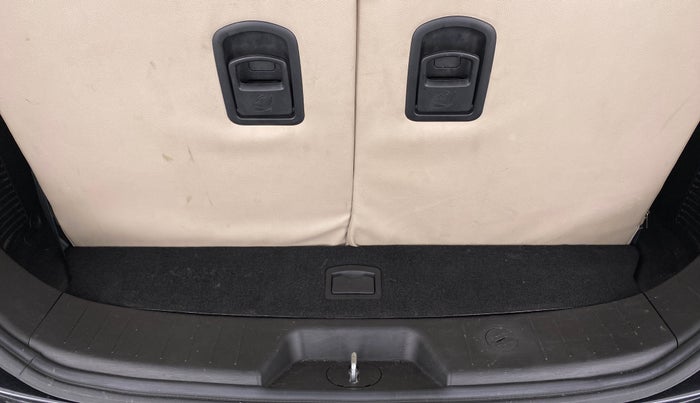2018 Mahindra XUV500 W7 FWD, Diesel, Manual, 21,334 km, Boot Inside