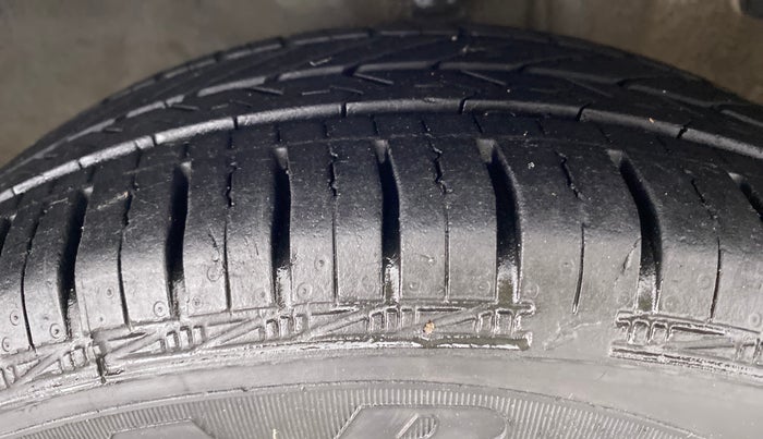2018 Hyundai Eon MAGNA PLUS, Petrol, Manual, 20,339 km, Right Front Tyre Tread