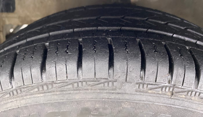 2018 Hyundai Eon MAGNA PLUS, Petrol, Manual, 20,339 km, Left Front Tyre Tread