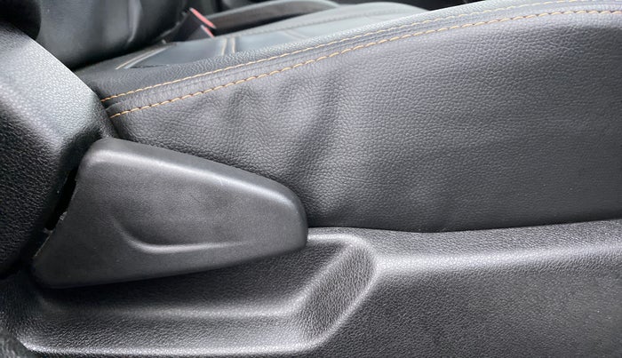 2019 Renault Kwid 1.0 CLIMBER OPT AMT, Petrol, Automatic, 15,027 km, Driver Side Adjustment Panel
