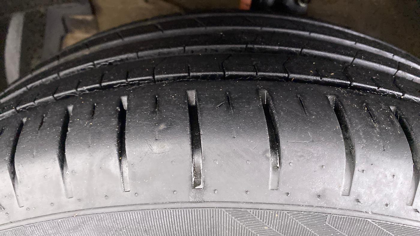 2018 Maruti Ciaz ALPHA 1.4 VVT AMT, Petrol, Automatic, 64,417 km, Left Front Tyre Tread