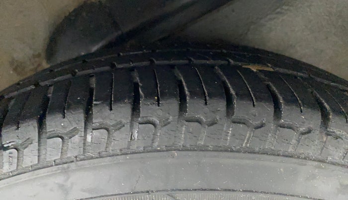 2015 Hyundai i10 MAGNA 1.1 IRDE2, CNG, Manual, 94,664 km, Left Rear Tyre Tread