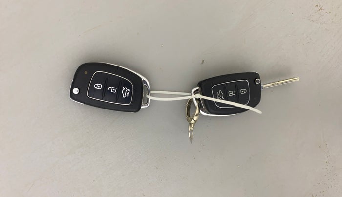 2017 Hyundai Verna 1.6 VTVT SX AT, Petrol, Automatic, 33,291 km, Key Close Up