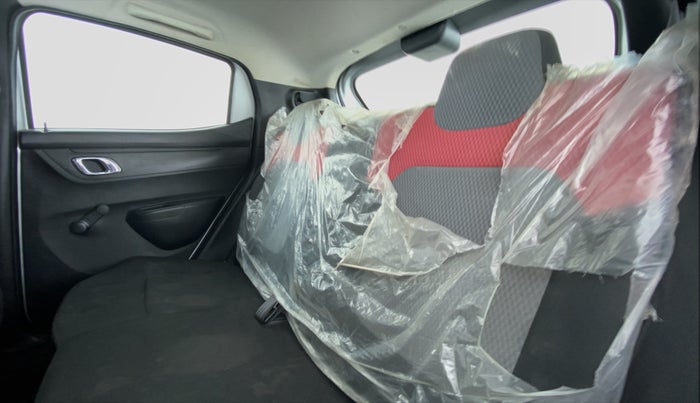 2019 Renault Kwid 1.0 RXT Opt, Petrol, Manual, 25,977 km, Right Side Rear Door Cabin