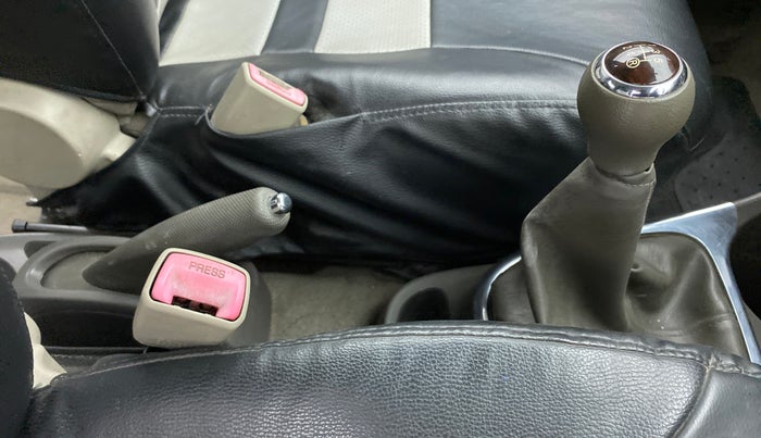 2013 Toyota Etios Liva V, Petrol, Manual, 86,000 km, Gear Lever