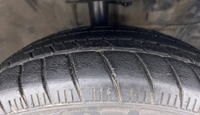 2013 Toyota Etios Liva V, Petrol, Manual, 86,000 km, Right Front Tyre Tread