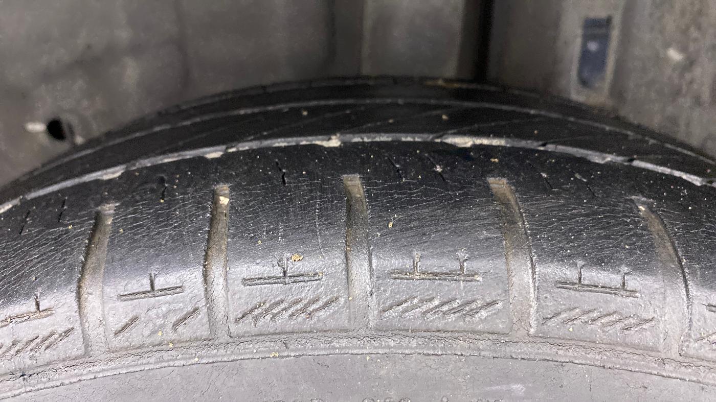 2013 Toyota Etios Liva V, Petrol, Manual, 86,000 km, Left Rear Tyre Tread