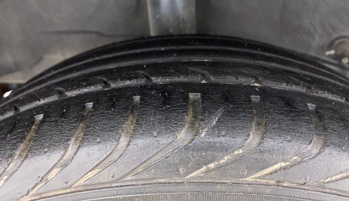 2013 Toyota Etios Liva V, Petrol, Manual, 86,000 km, Right Rear Tyre Tread