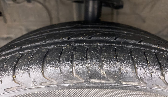 2013 Toyota Etios Liva V, Petrol, Manual, 86,000 km, Left Front Tyre Tread