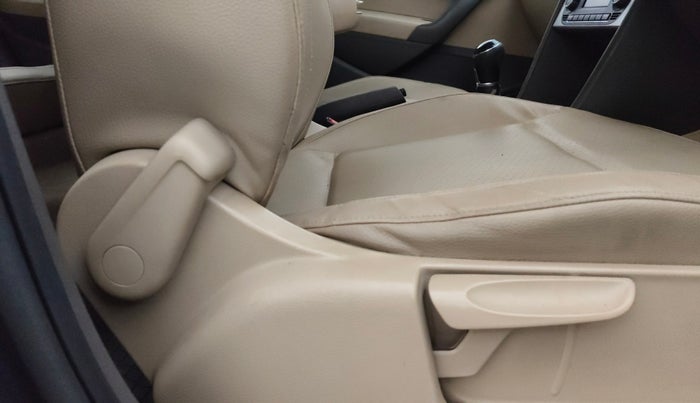 2016 Volkswagen Vento HIGHLINE 1.6 MPI, Petrol, Manual, 74,659 km, Driver Side Adjustment Panel