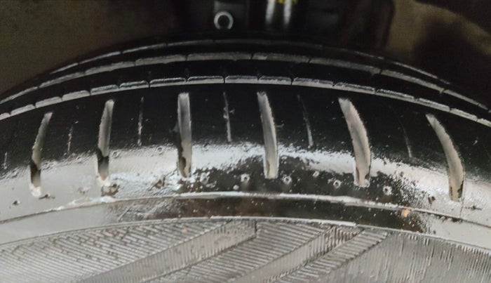 2016 Volkswagen Vento HIGHLINE 1.6 MPI, Petrol, Manual, 74,659 km, Left Front Tyre Tread