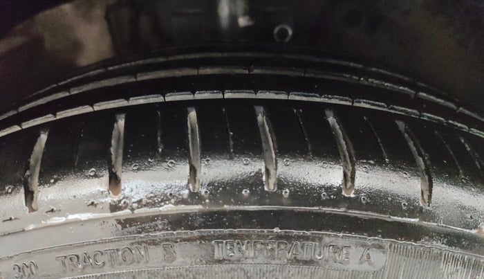 2016 Volkswagen Vento HIGHLINE 1.6 MPI, Petrol, Manual, 74,659 km, Right Front Tyre Tread