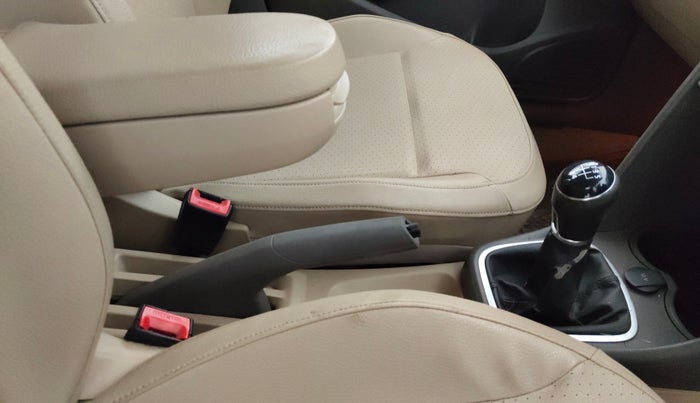 2016 Volkswagen Vento HIGHLINE 1.6 MPI, Petrol, Manual, 74,659 km, Gear Lever