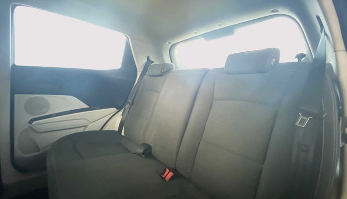 2019 Mahindra XUV300 1.2 W4 MT, Petrol, Manual, 21,601 km, Right Side Rear Door Cabin