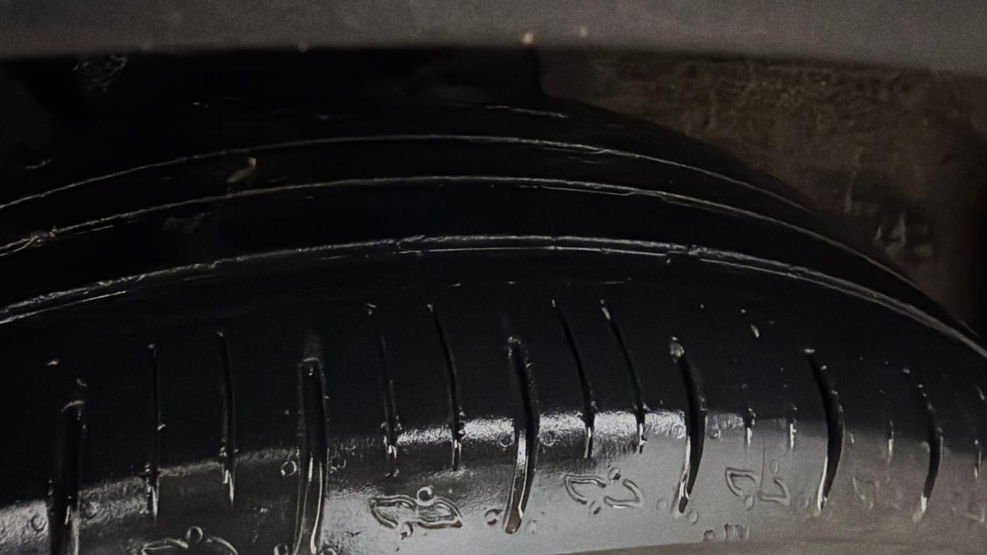 2022 Mahindra XUV700 AX 5 P MT 5 STR, Petrol, Manual, 66,297 km, Left Front Tyre Tread