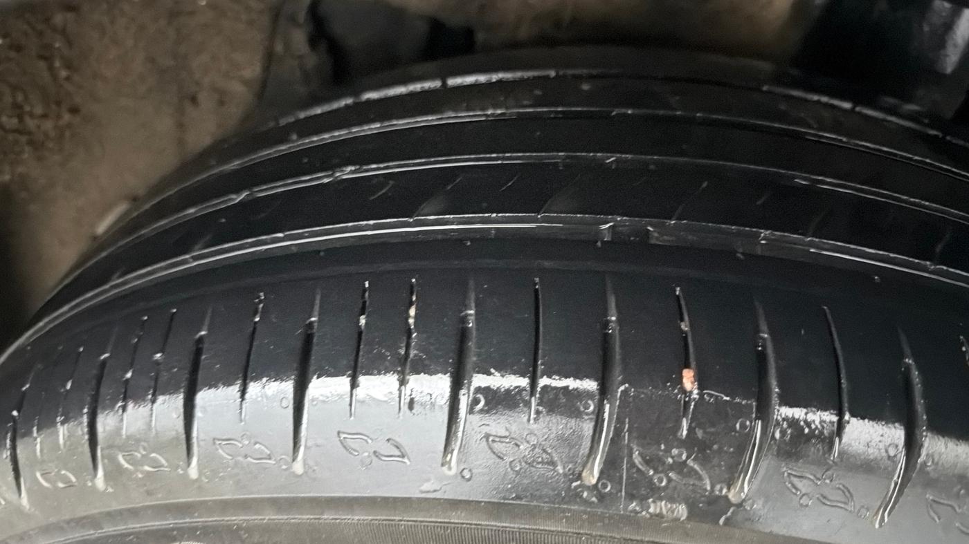 2022 Mahindra XUV700 AX 5 P MT 5 STR, Petrol, Manual, 66,297 km, Left Rear Tyre Tread