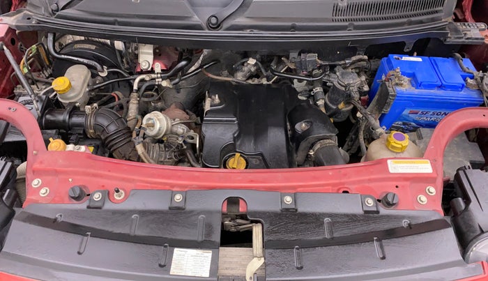 2018 Mahindra TUV300 T 10 MT Dual Tone, Diesel, Manual, 1,00,292 km, Open Bonet