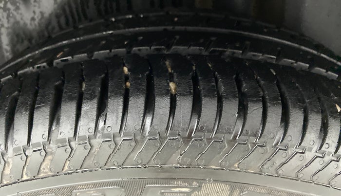 2014 Maruti Ciaz ZDI, Diesel, Manual, 1,25,015 km, Left Rear Tyre Tread