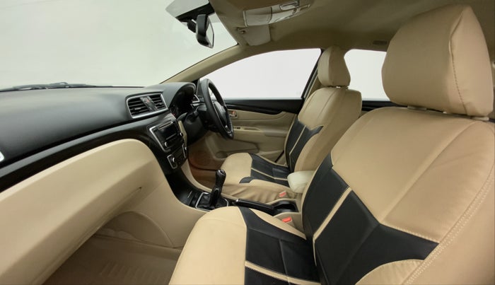 2014 Maruti Ciaz ZDI, Diesel, Manual, 1,25,015 km, Right Side Front Door Cabin