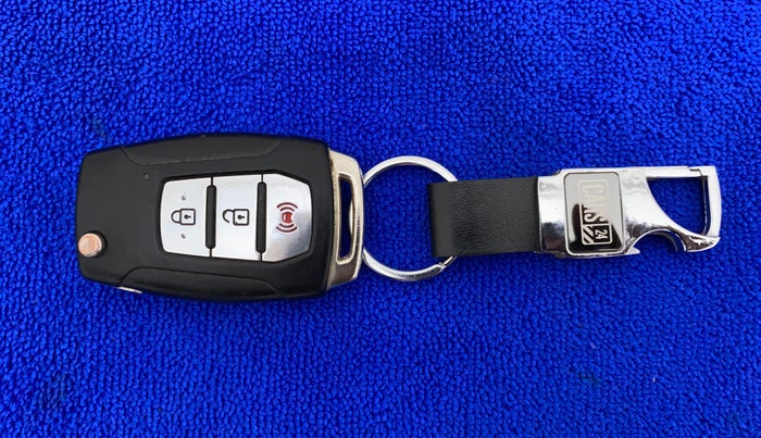 2019 Mahindra XUV300 W8 (O) 1.5 DIESEL, Diesel, Manual, 36,760 km, Key Close Up