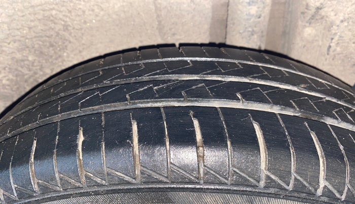 2013 Maruti Swift VXI, Petrol, Manual, 74,490 km, Left Rear Tyre Tread