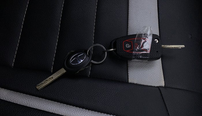 2018 Tata NEXON XT PETROL, Petrol, Manual, 89,747 km, Key Close Up